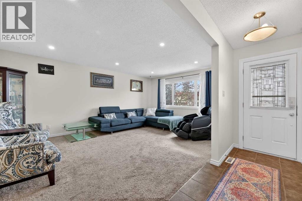5835 28 Avenue NE — photo 4