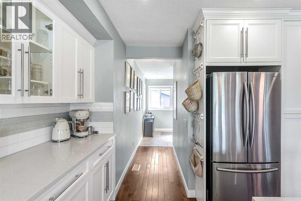 95 Hillgrove Crescent SW — photo 8