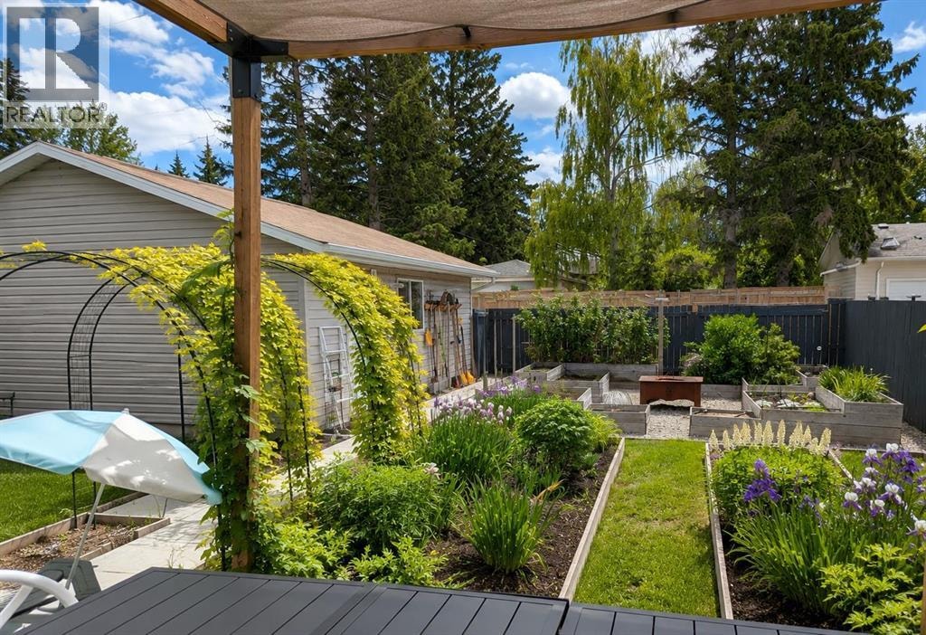 95 Hillgrove Crescent SW — photo 32