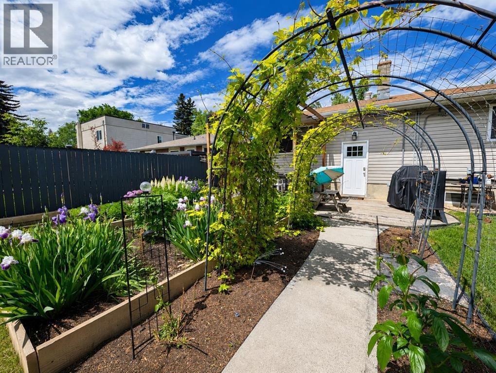 95 Hillgrove Crescent SW — photo 34