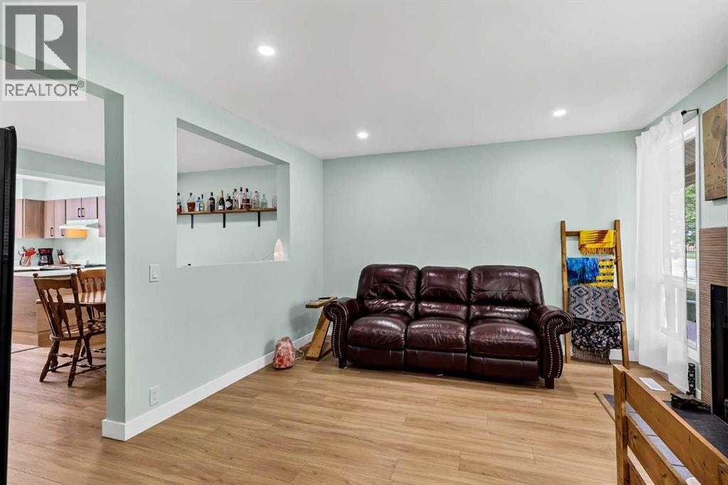 2187 Woodview Drive SW — photo 2