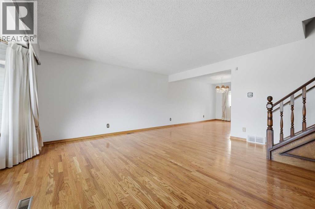 480 Berkley Crescent NW — photo 3
