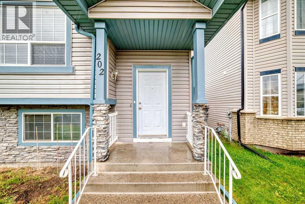 202 Saddlemead Green NE — photo 1