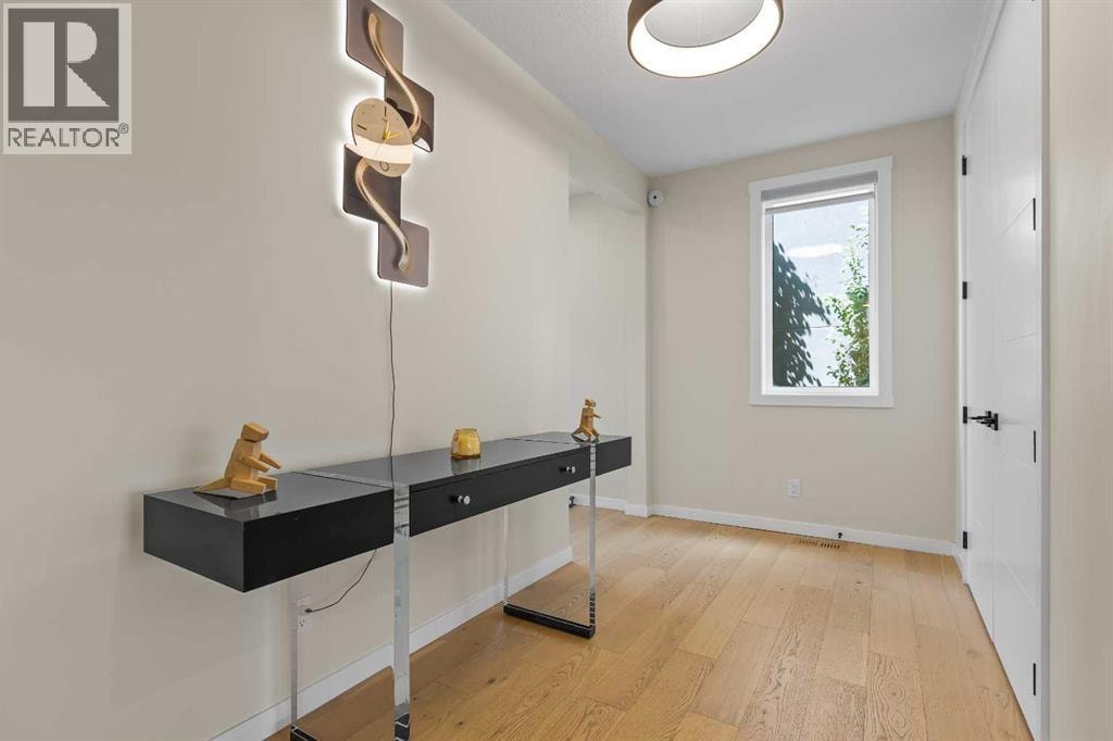 1104 Cranbrook Gardens SE — photo 2