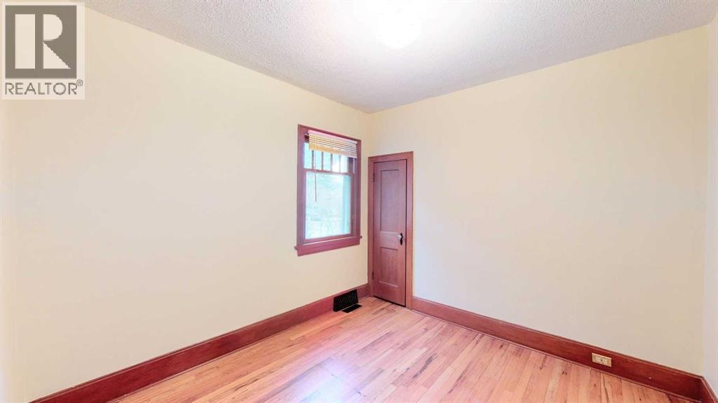 215 10 Avenue NE — photo 6