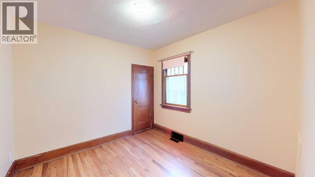 215 10 Avenue NE — photo 7