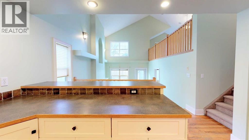 215 10 Avenue NE — photo 9