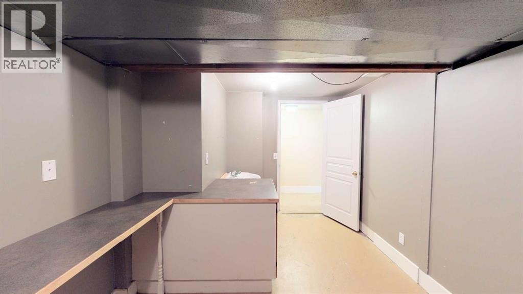 215 10 Avenue NE — photo 21