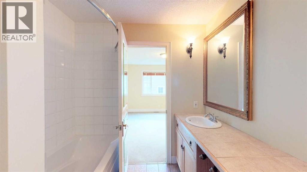 215 10 Avenue NE — photo 16