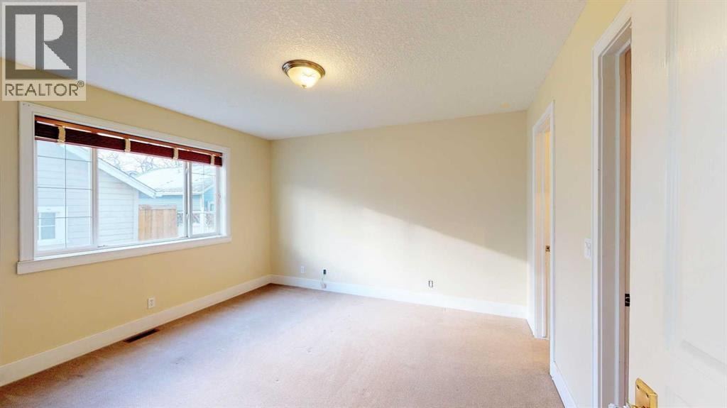 215 10 Avenue NE — photo 14