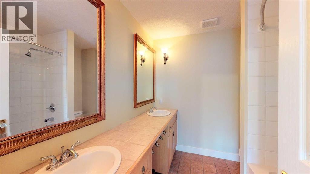 215 10 Avenue NE — photo 15