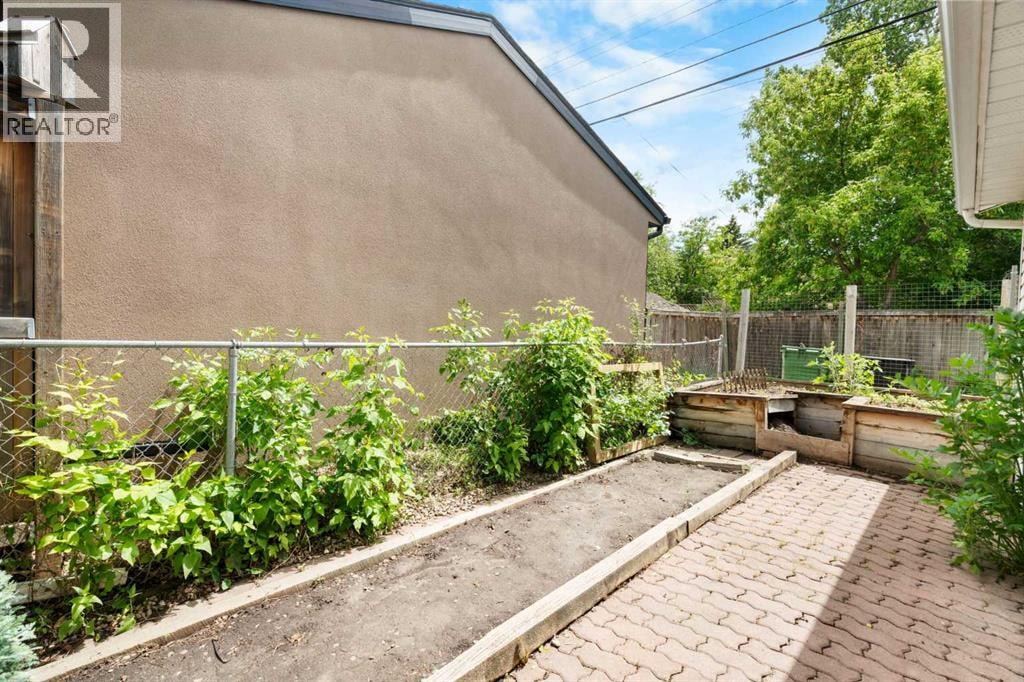 229 11 Avenue NE — photo 45