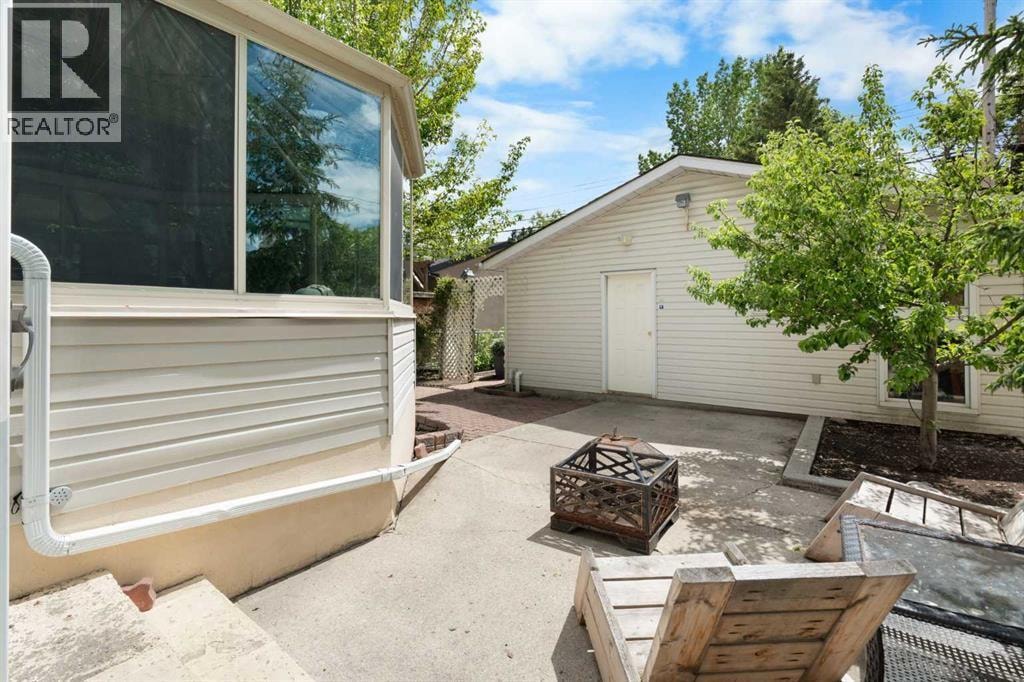 229 11 Avenue NE — photo 42