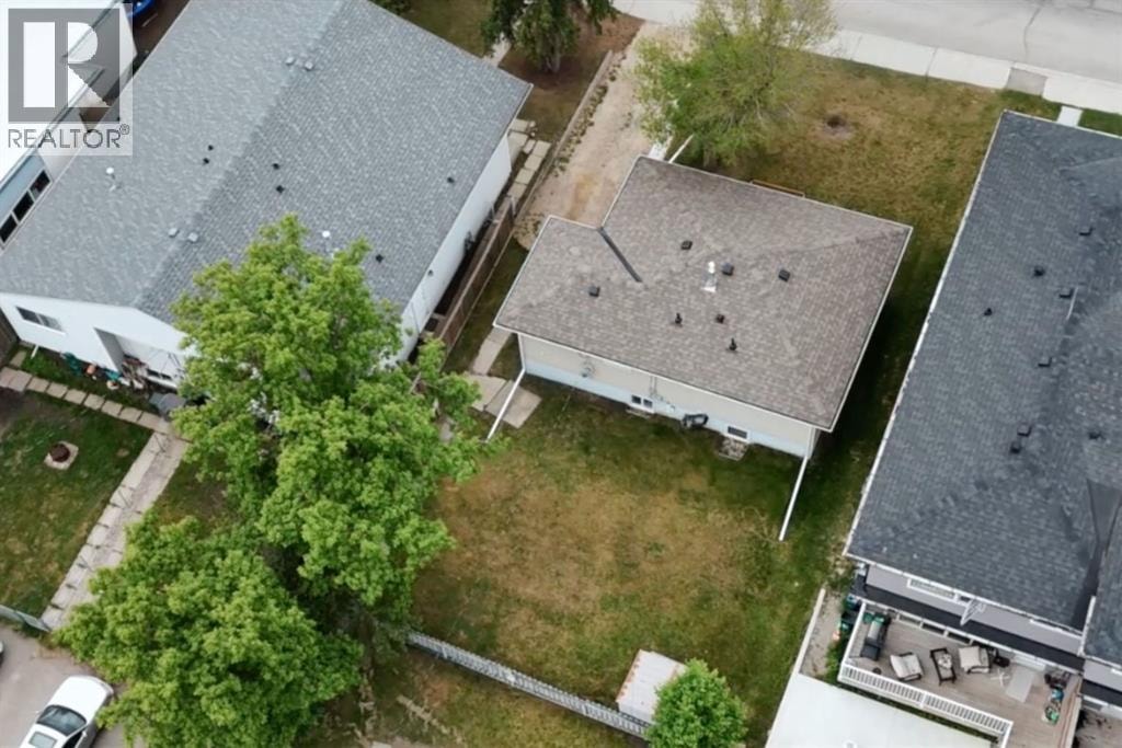 720 69 Avenue SW — photo 37