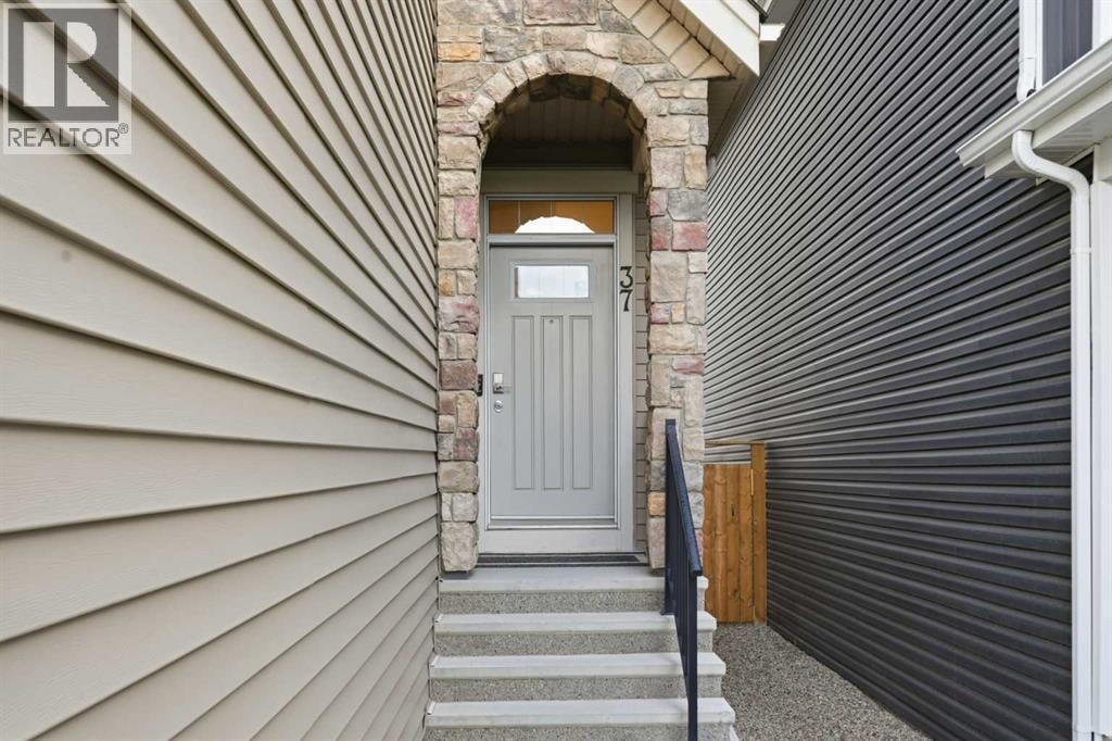 37 Nolanhurst Crescent NW — photo 6