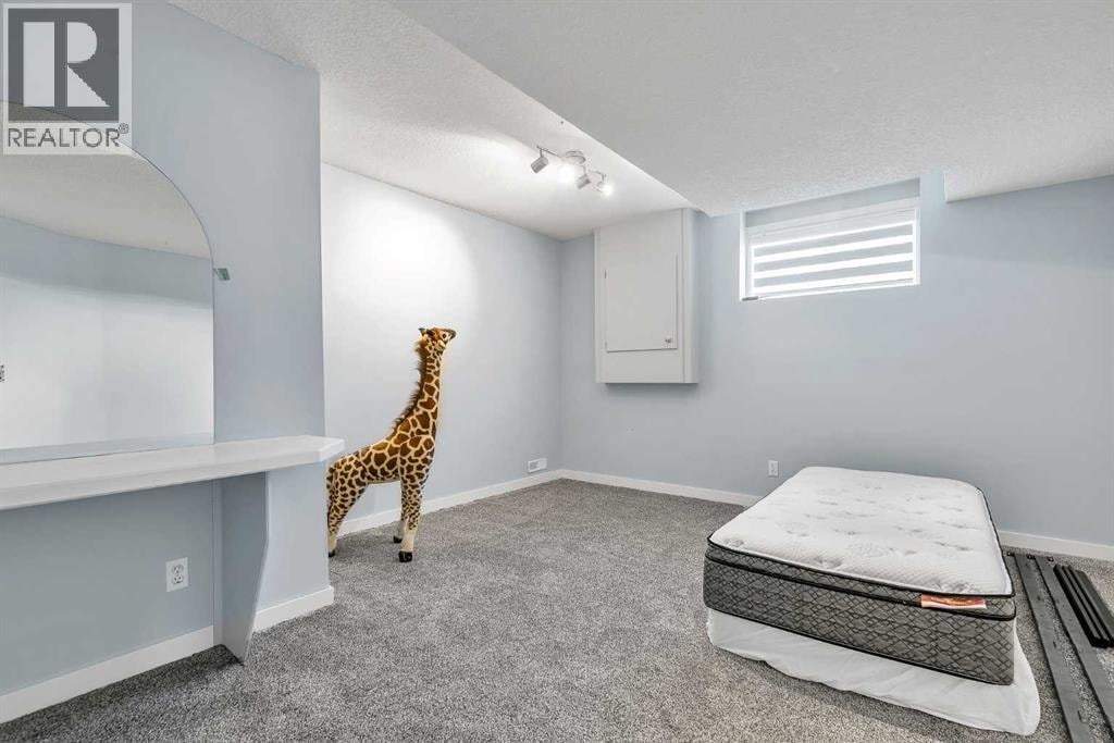 215 Edgevalley Mews — photo 43