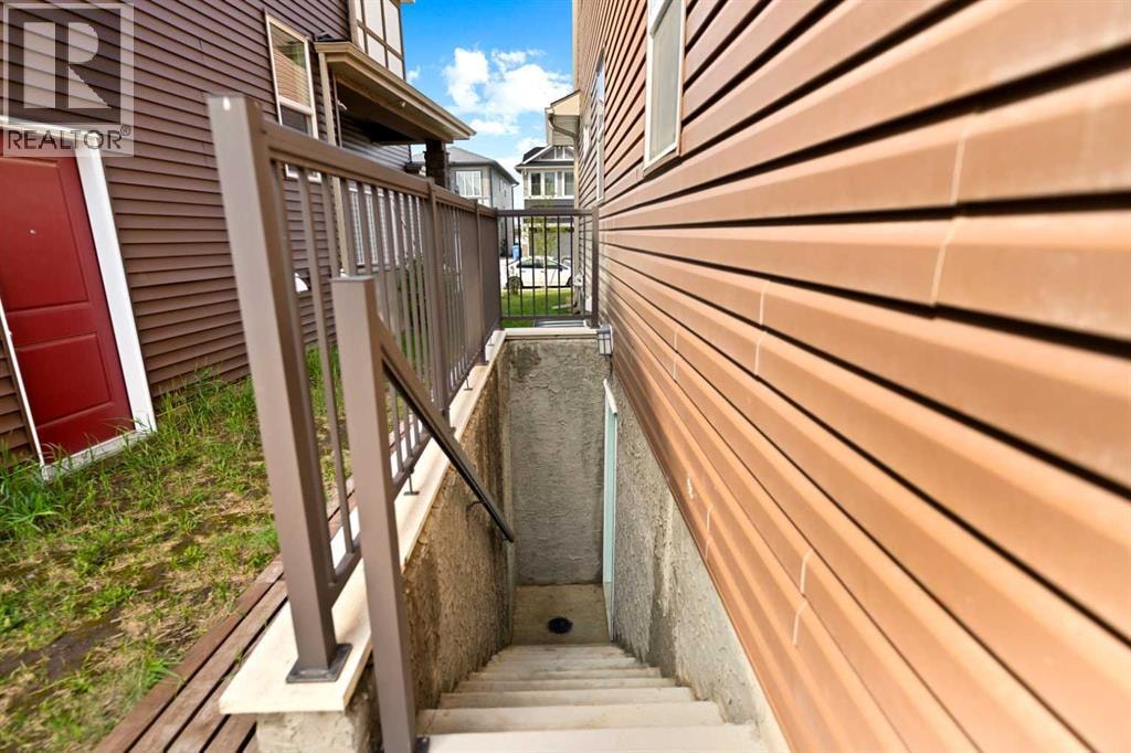249 Lucas Crescent NW — photo 3