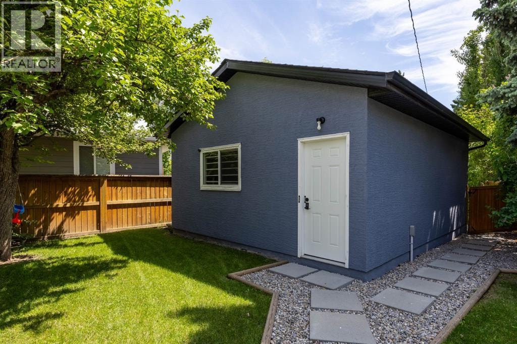 723 75 Avenue SW — photo 34