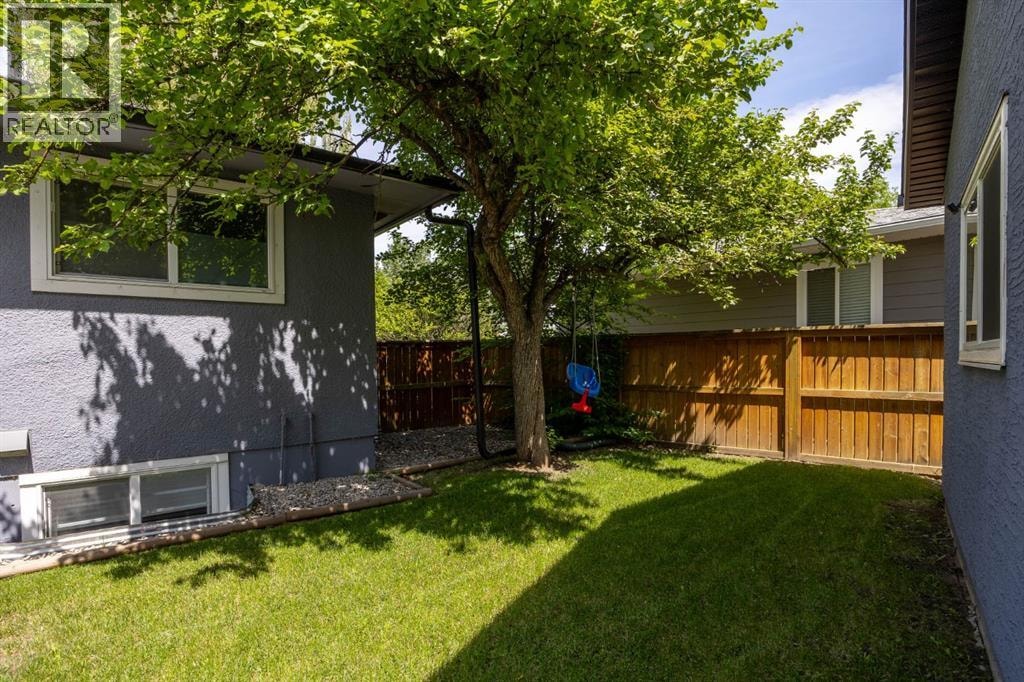 723 75 Avenue SW — photo 33