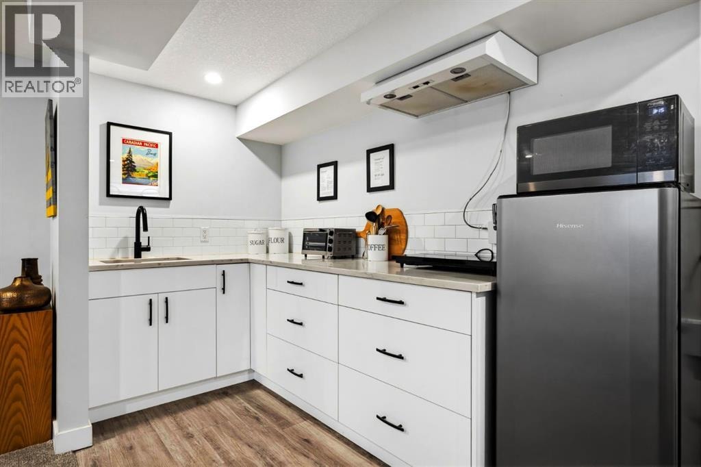 723 75 Avenue SW — photo 8