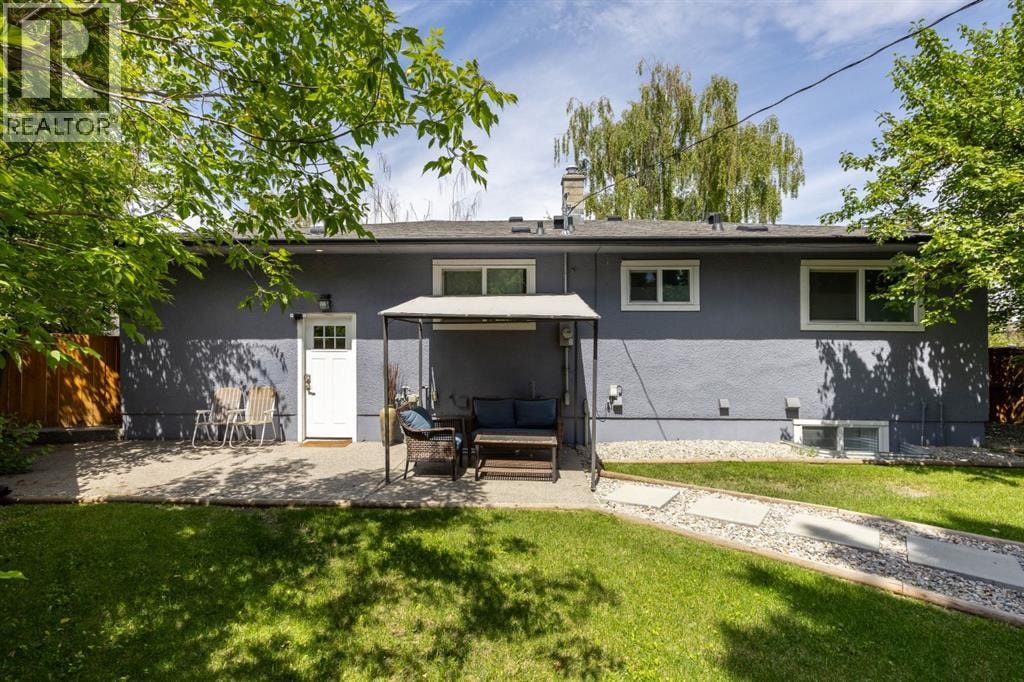 723 75 Avenue SW — photo 32
