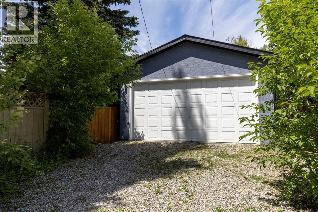 723 75 Avenue SW — photo 35