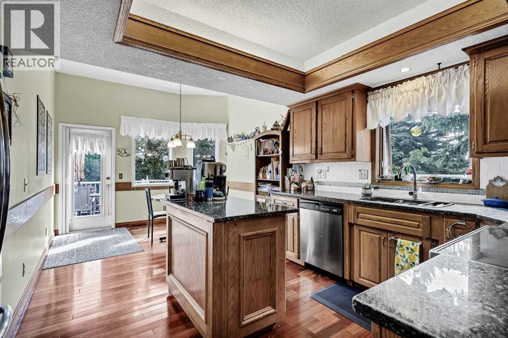 44 Valley Meadow Close NW — photo 9