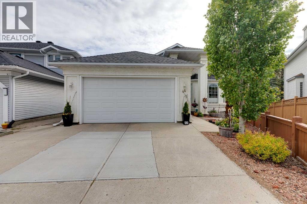 44 Valley Meadow Close NW — photo 1