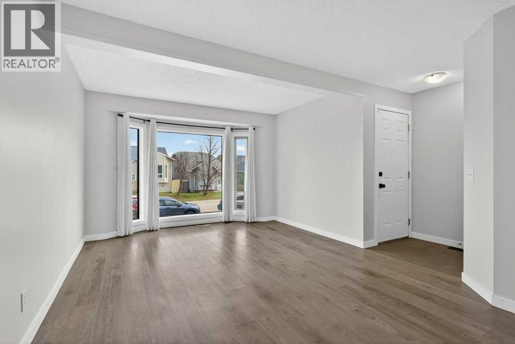 35 Martinview Crescent NE — photo 2
