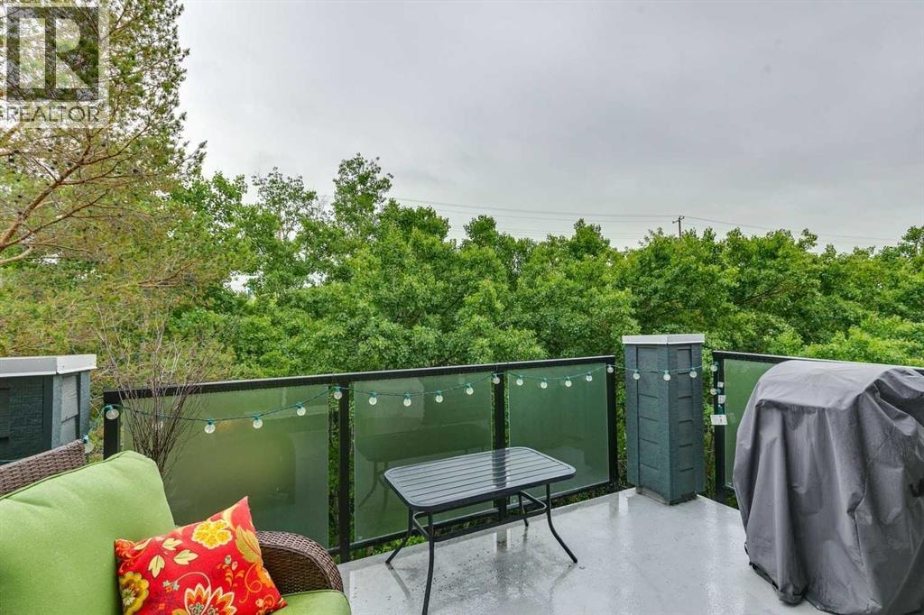 412, 30 Sierra Morena Mews SW — photo 2