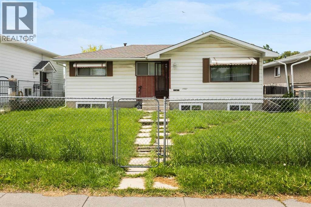 1527 46 Street SE — photo 2