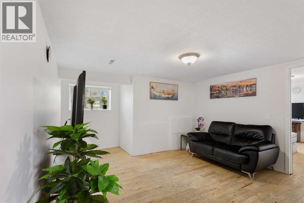 1527 46 Street SE — photo 26
