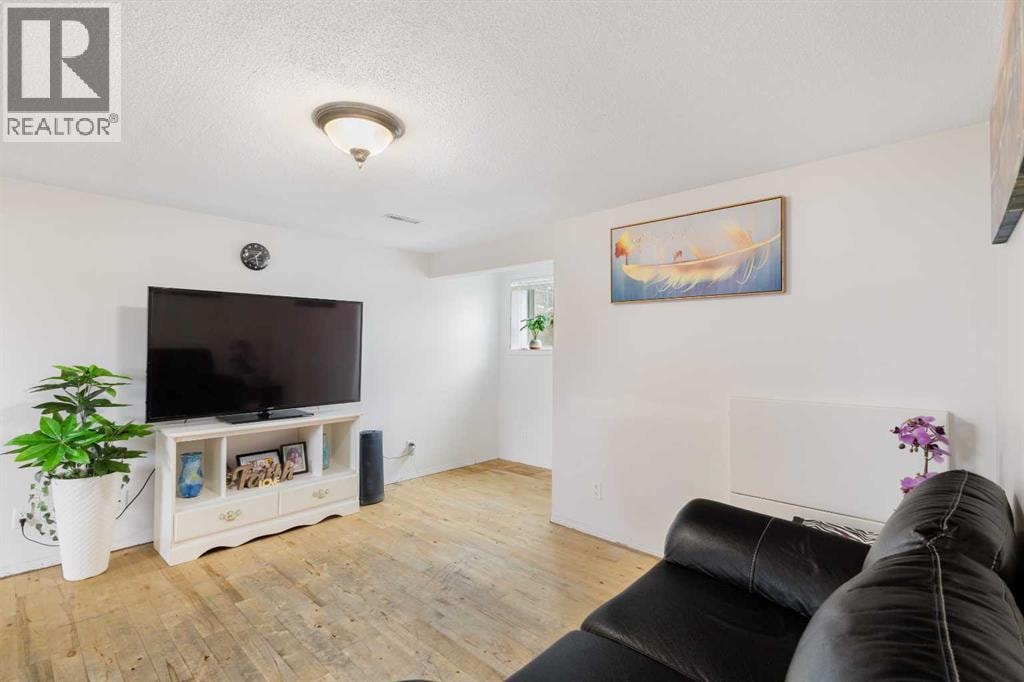 1527 46 Street SE — photo 27