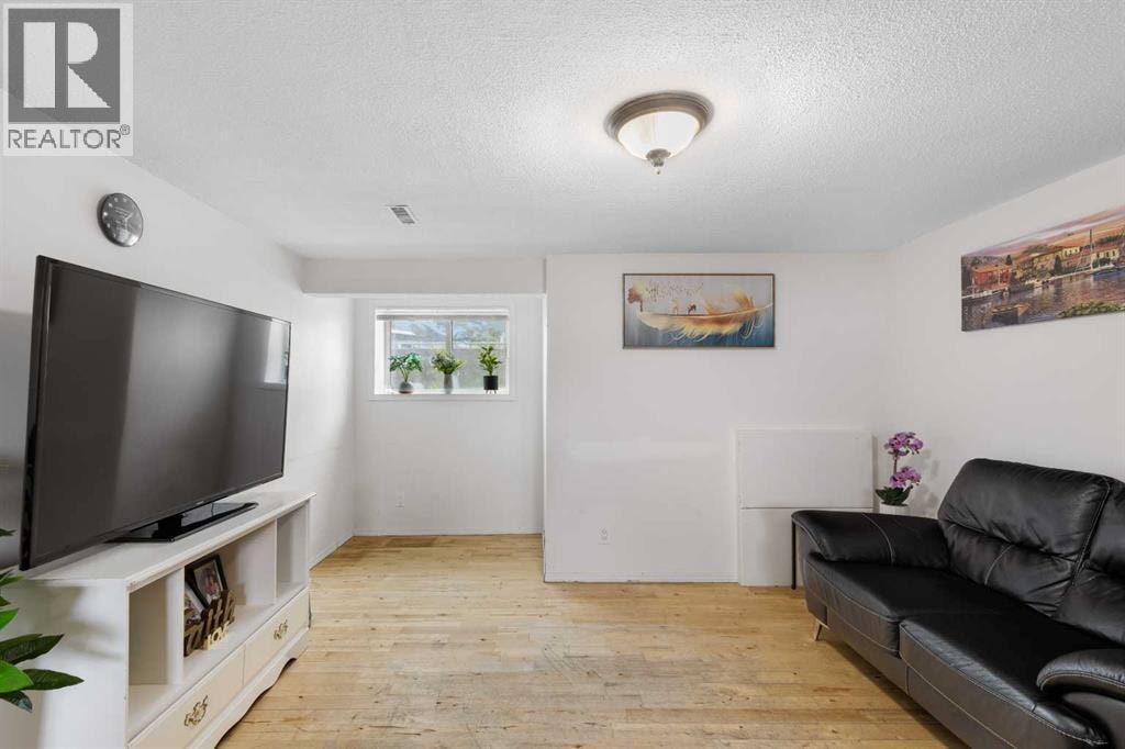 1527 46 Street SE — photo 28