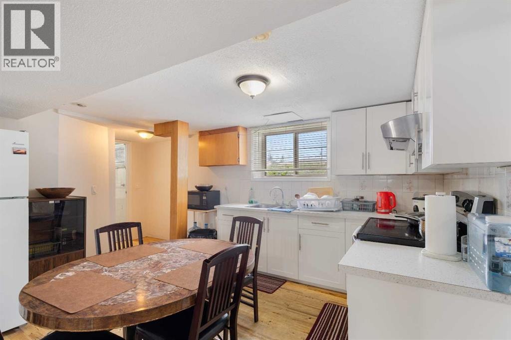 1527 46 Street SE — photo 32