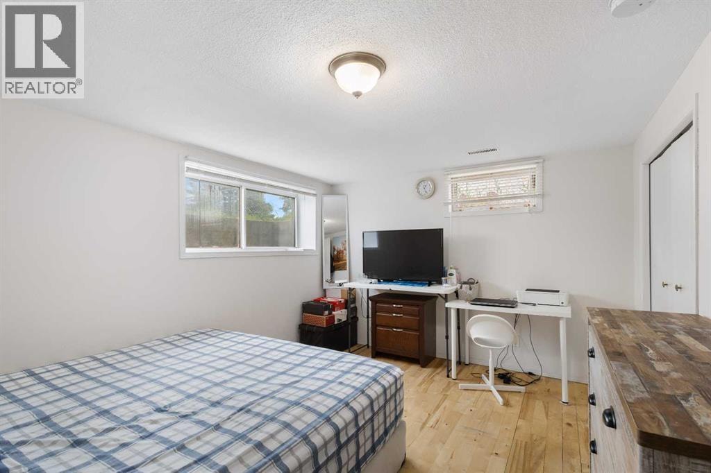1527 46 Street SE — photo 35