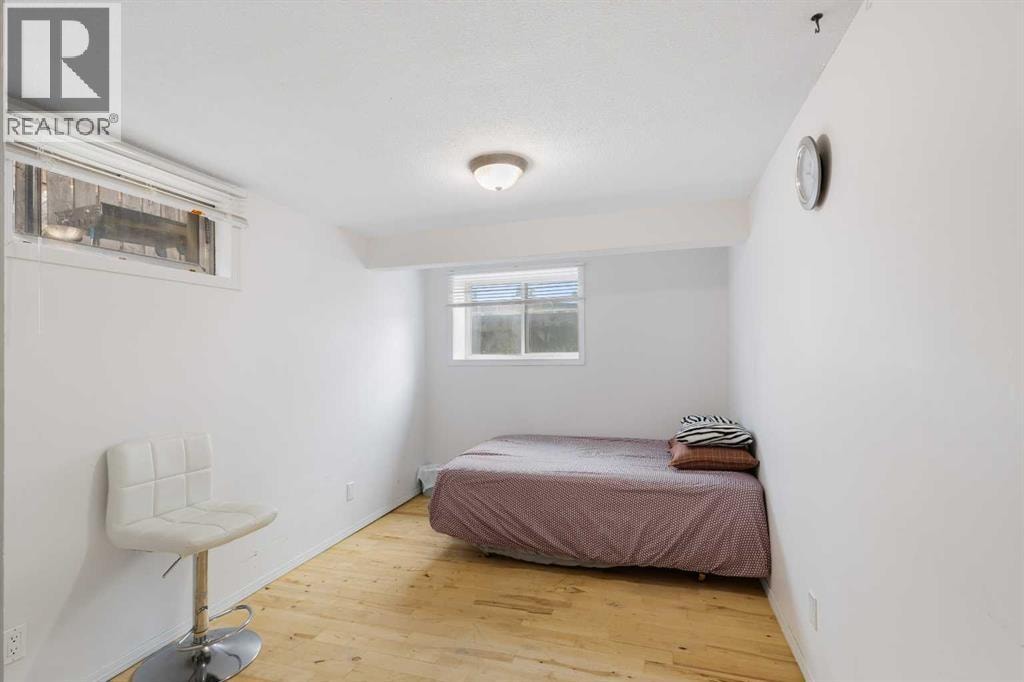 1527 46 Street SE — photo 37
