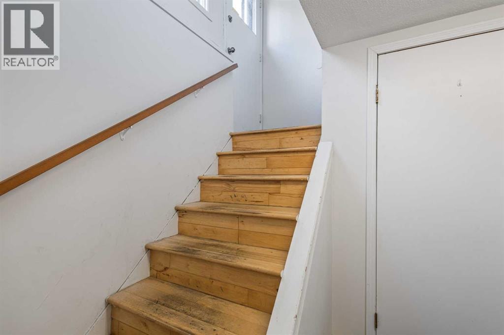 1527 46 Street SE — photo 41