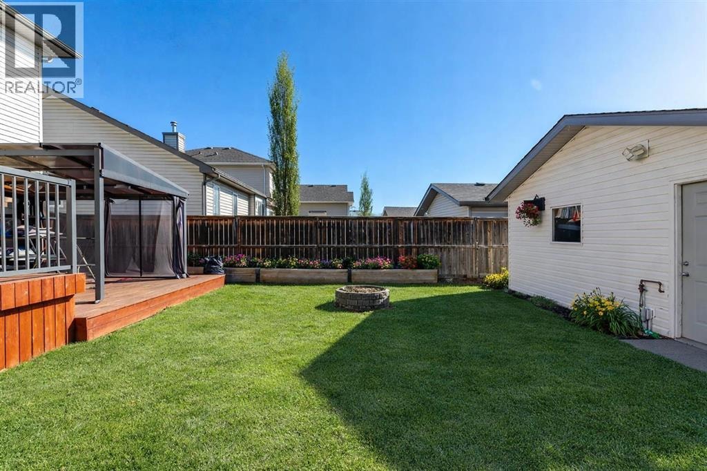 83 Luxstone Crescent SW — photo 2