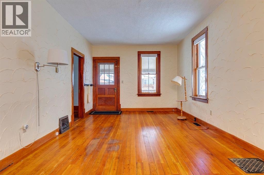 77 Elma Street W — photo 3