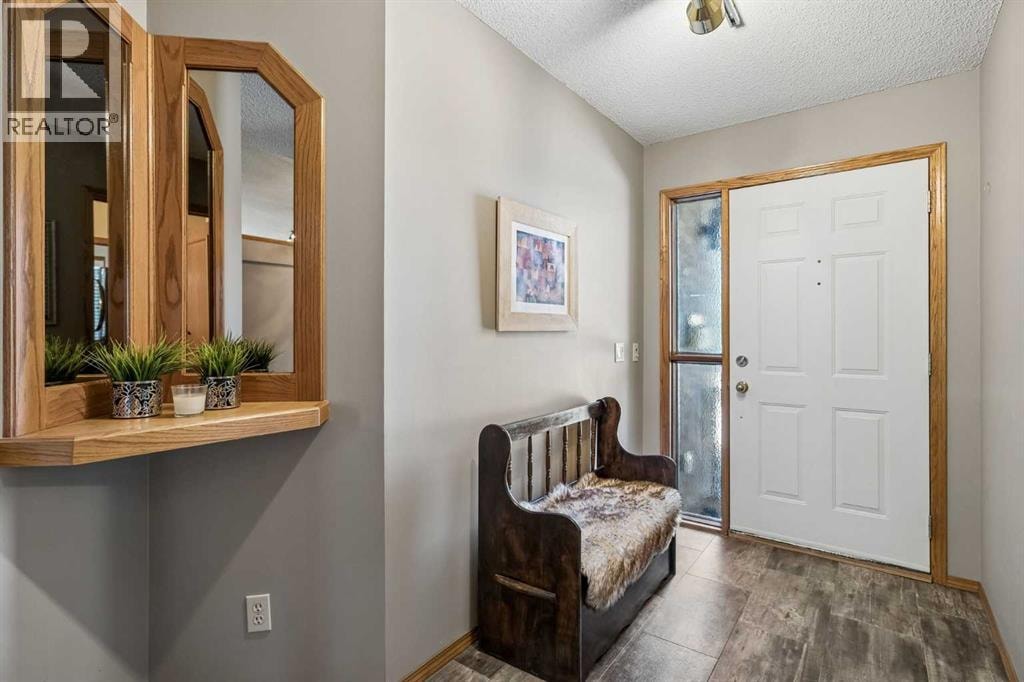112 Oakbriar Close SW — photo 3