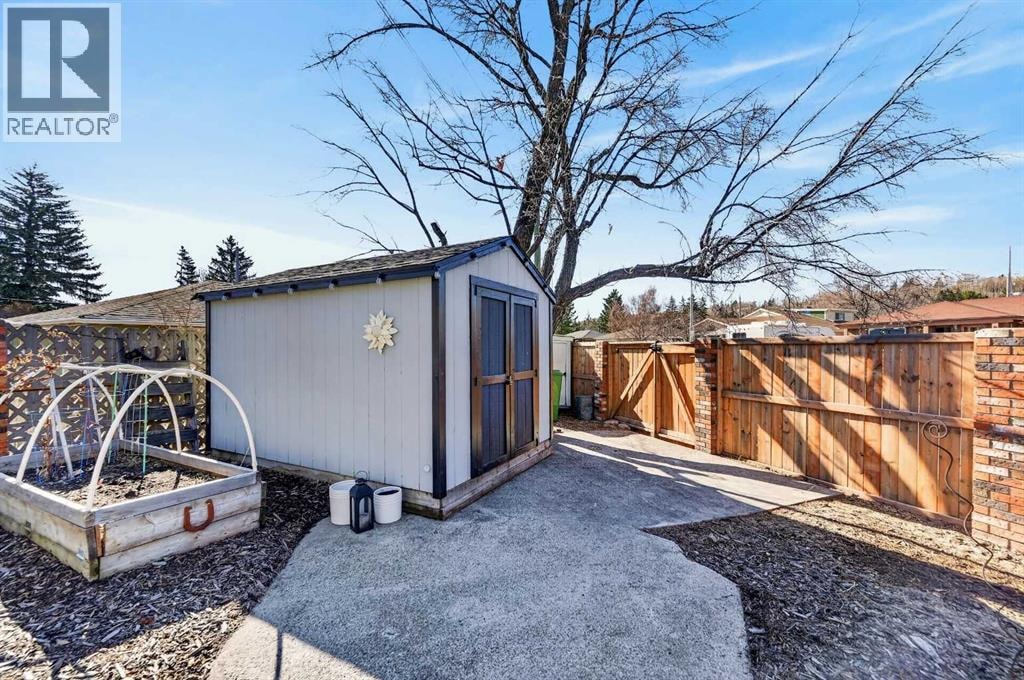 8927 48 Avenue NW — photo 33