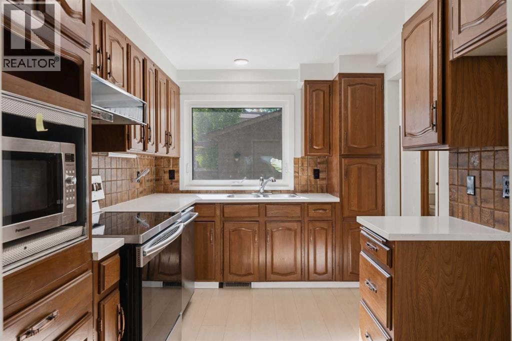 821, 860 Midridge Drive SE — photo 10