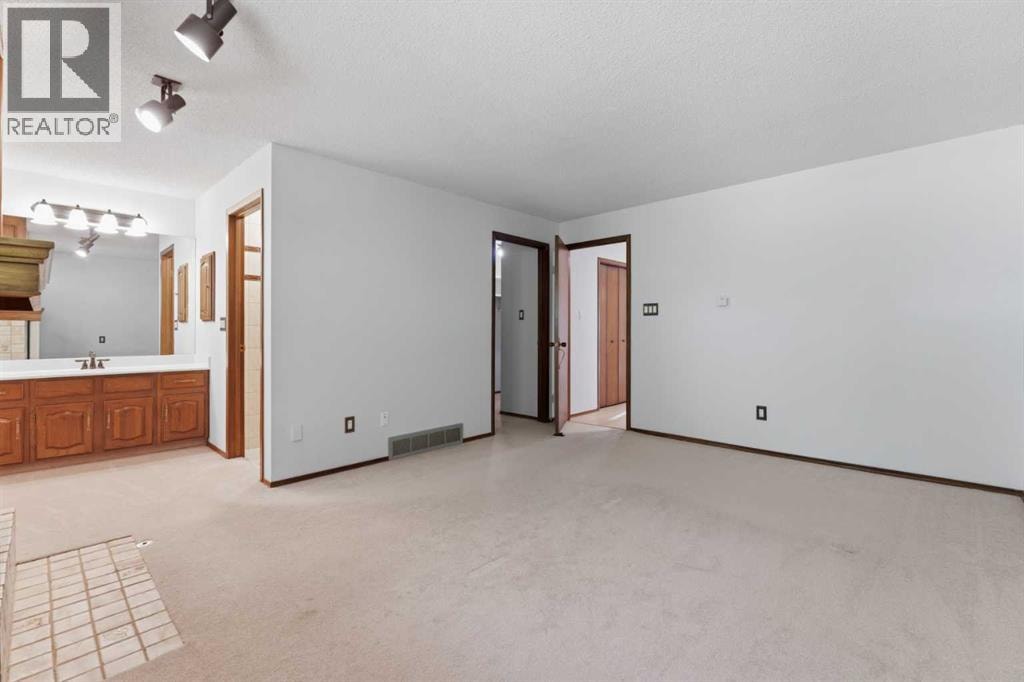 821, 860 Midridge Drive SE — photo 22