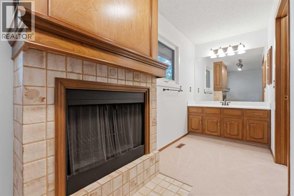 821, 860 Midridge Drive SE — photo 23