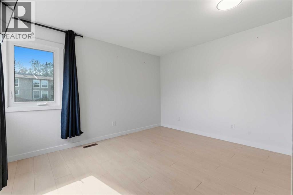 821, 860 Midridge Drive SE — photo 27