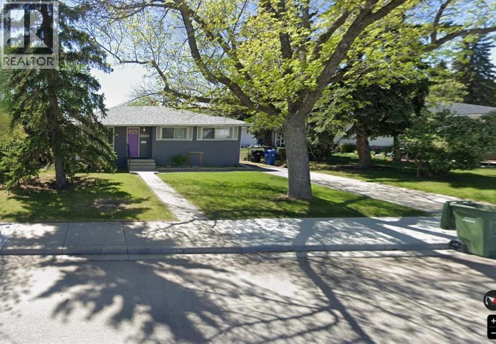 639 Thornhill Drive NW — photo 2