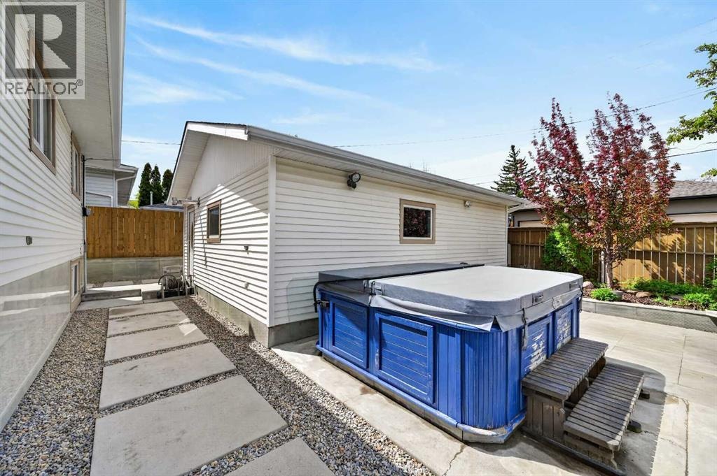 11 Selkirk Drive SW — photo 42
