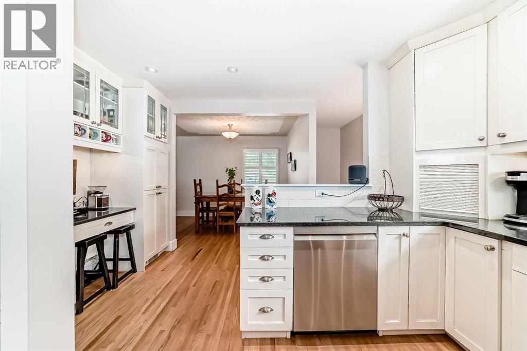 8215 5 Street SW — photo 11