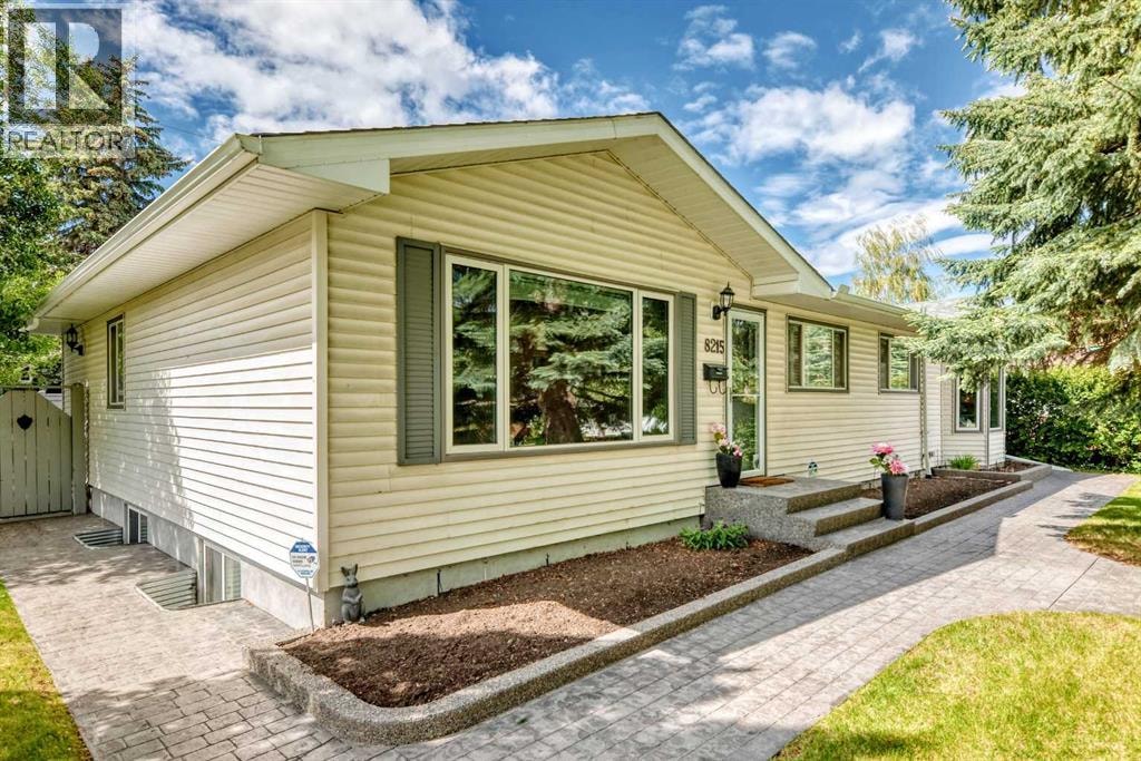 8215 5 Street SW — photo 2